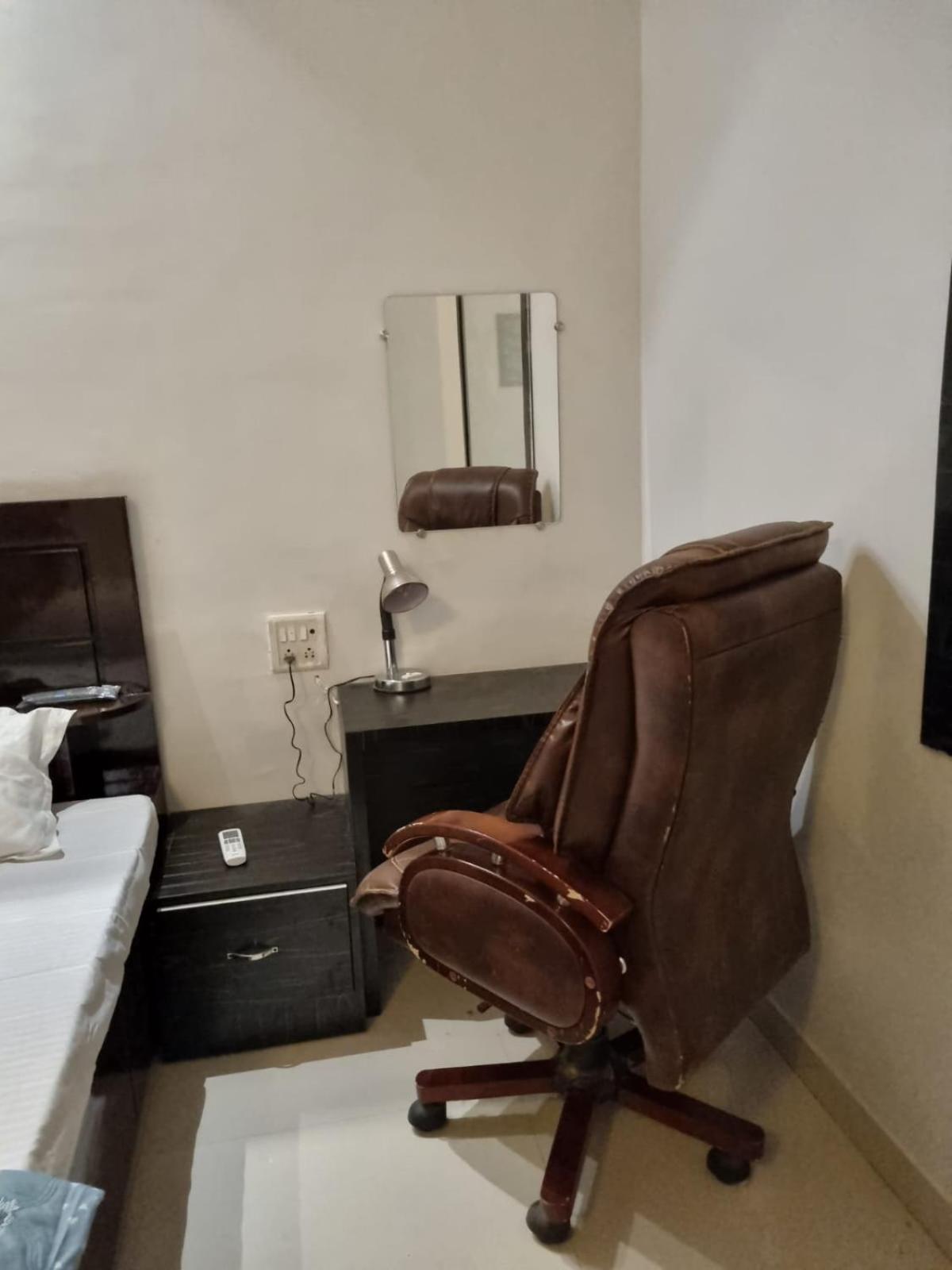 Leela Homestay Jabalpur - Lily - 2 Bhk Luxury Appartment Eksteriør billede